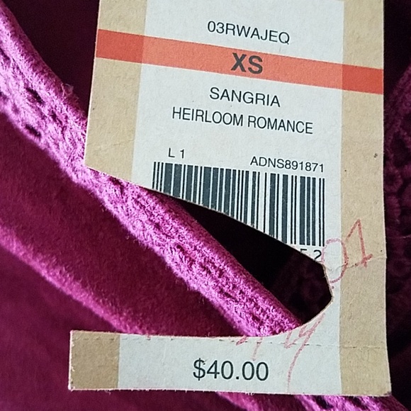 RED CAMEL RED VEE NECK SLEEVE LACED TOP. XS - Picture 6 of 8